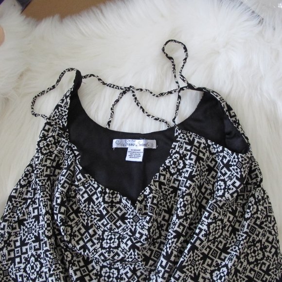 3/$15 Sans Souci | Skinny Strap  Multi Back Strap Detail Top - Picture 9 of 9
